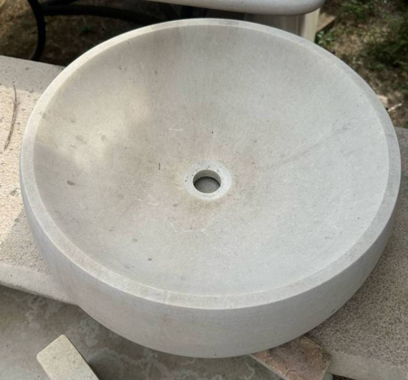 Vasque en pierre taillée par Sudecor près de Sainte-Maxime, création élégante pour salle de bain raffinée.