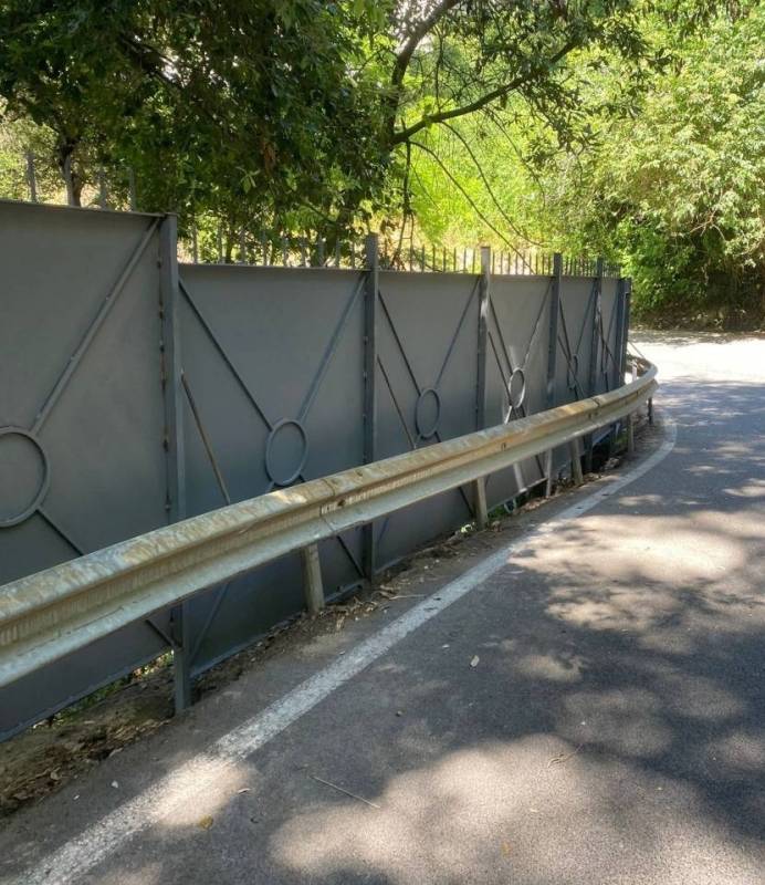 Clôture après pose en bordure de route cannes