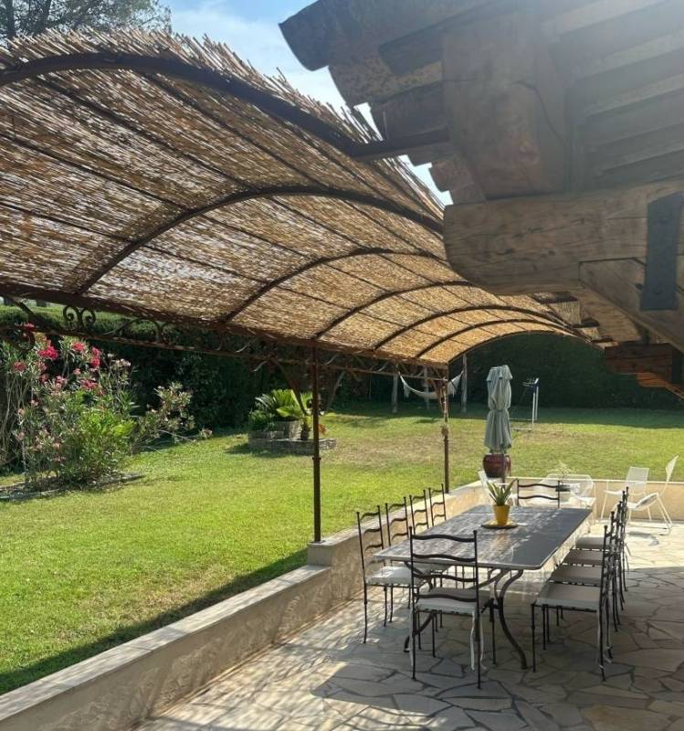 Pergola décorative et majestueuse conçue aux alentours de Sainte-Maxime, au style provençal affirmé.