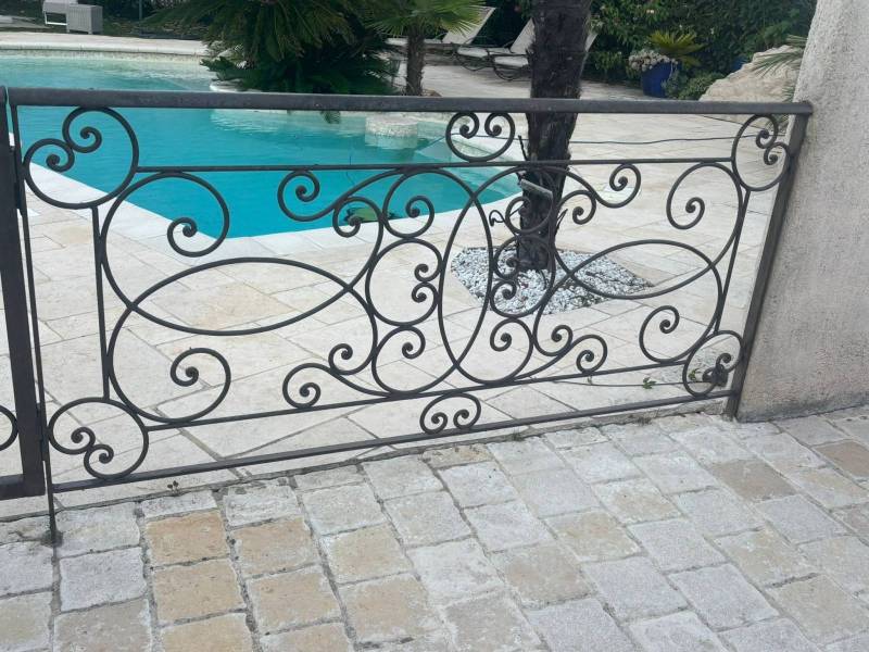 Structure raffinée et robuste protégeant un accès piscine à Saint-Laurent-du-Var