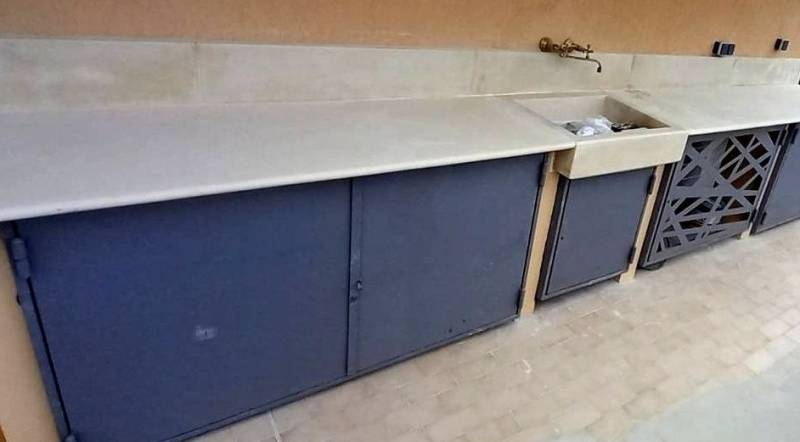 Pierre de Thèla, vallauris, ferronnerie, cuisine d'été, plan de travail, extérieur,