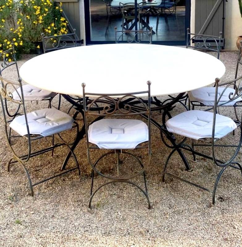 Plateau rond en marbre de Thala Sudecor près de Seillans, solution idéale pour table de repas haut de gamme.