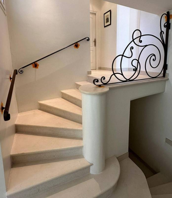 Esthétisme, Pierre naturelle, élégance, ferronnerie, main courante, Garde, corps embellissement intérieur, Escalier Cannes