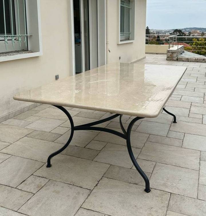 Plateau en marbre de Thala Sudecor installé à Callian, finition élégante et naturelle pour mobilier intérieur raffiné.