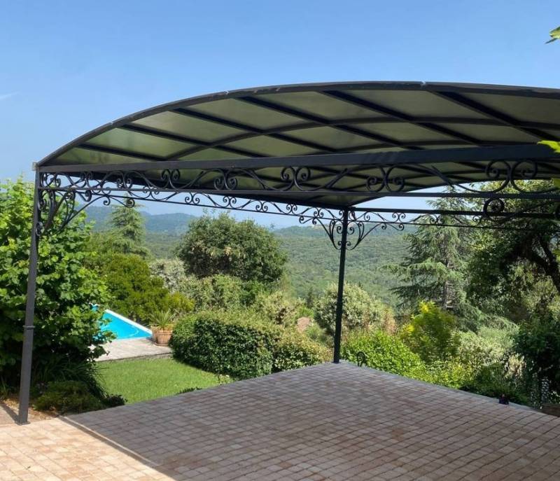 Pergola extérieure Sudecor près de La Turbie, idéale pour particulier souhaitant un espace protégé et design.