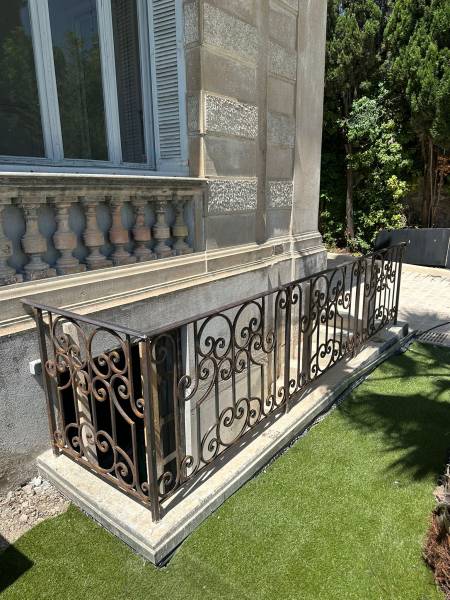 Garde-corps en fer contemporain à Cannes, un mélange parfait entre élégance, sécurité et savoir-faire local.