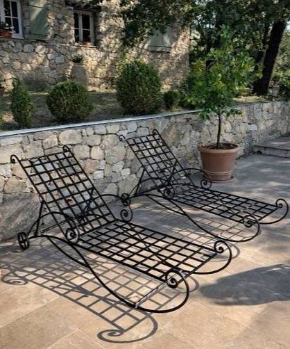 Banc et transats en fer forgé fabriqués par Sudecor pour une terrasse extérieure près de Saint-Laurent-du-Var, mobilier de jardin élégant et durable.