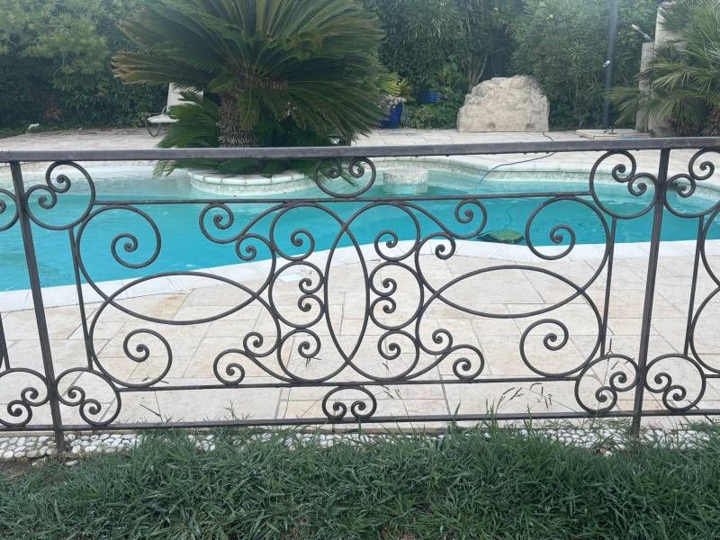 Garde-corps moderne et esthétique valorisant un extérieur à Villefranche-sur-Mer