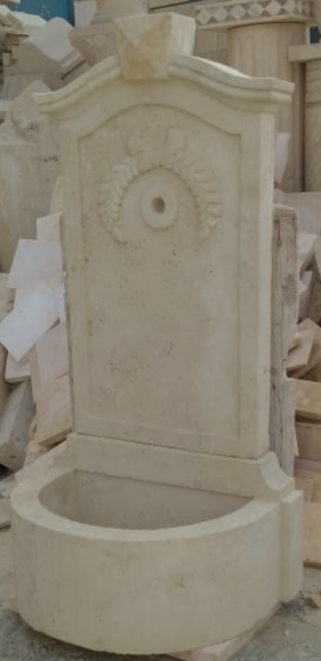 Fontaine murale en pierre de Thala taillée dans les Alpes Maritimes: un art ancestral pour sublimer votre jardin ou terrasse avec élégance