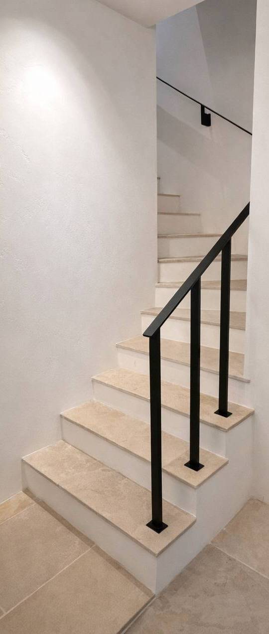 Garde-corps moderne en fer sur mesure installé à Villeneuve-Loubet, alliance parfaite entre sécurité et design contemporain.