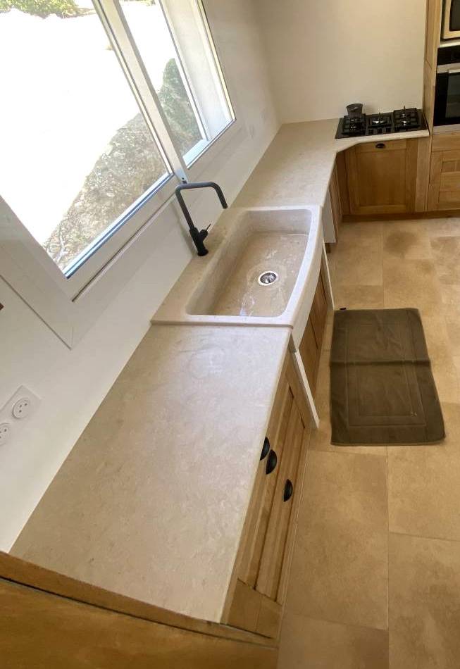 Finitions haut de gamme pour ce plan en pierre de Thèla – Un rendu chic et durable signé Sudecor dans les Alpes-Maritimes.