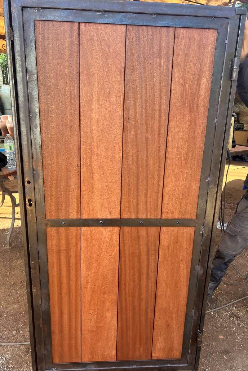Porte en bois et métal installée à Vence – Une création signée Sudecor, alliance parfaite de robustesse et d’élégance artisanale.