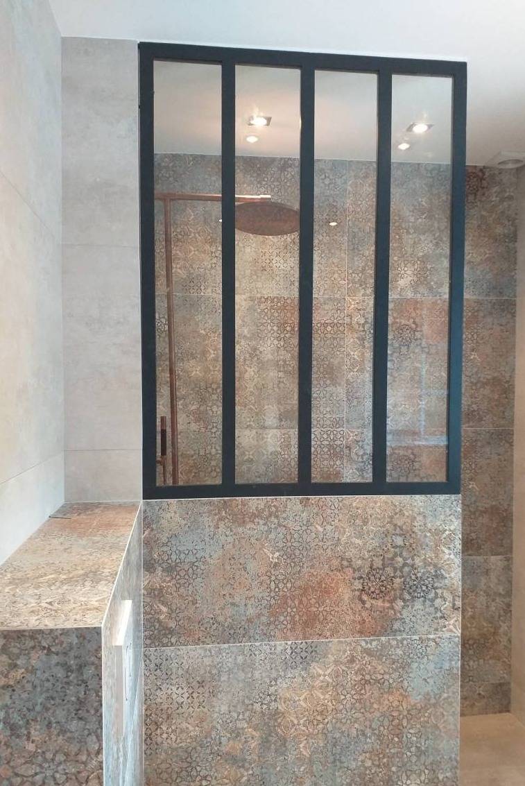 Réalisation et pose de fenêtre de salle de bain à Frejus, Var