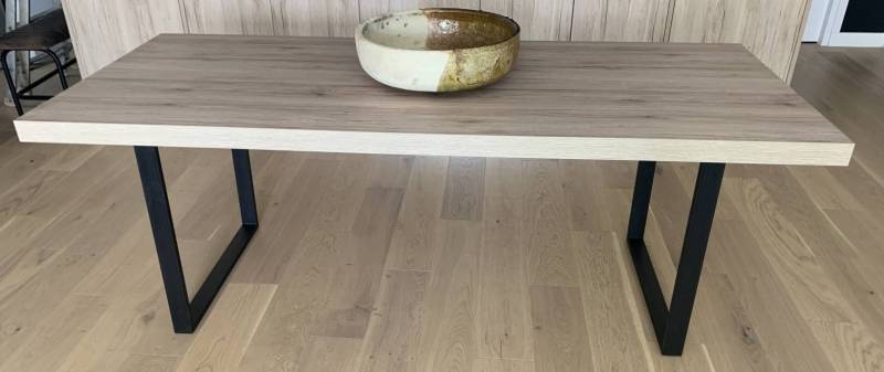 Mobilier intérieur Sudecor avec table bois et piètement en fer près de Sainte-Maxime, conception artisanale alliant robustesse et esthétique.