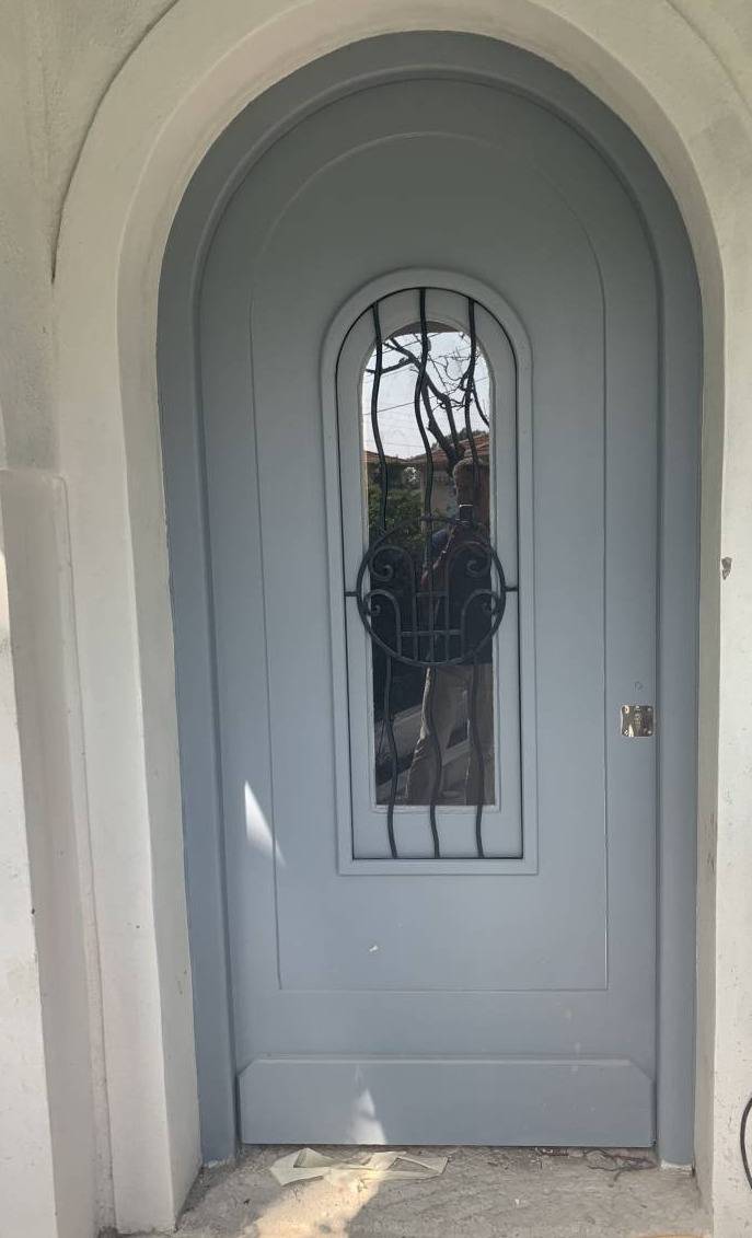 Porte d'entrée, voûtée, bois, sur-mesure, installée à Vallauris sur-mesure