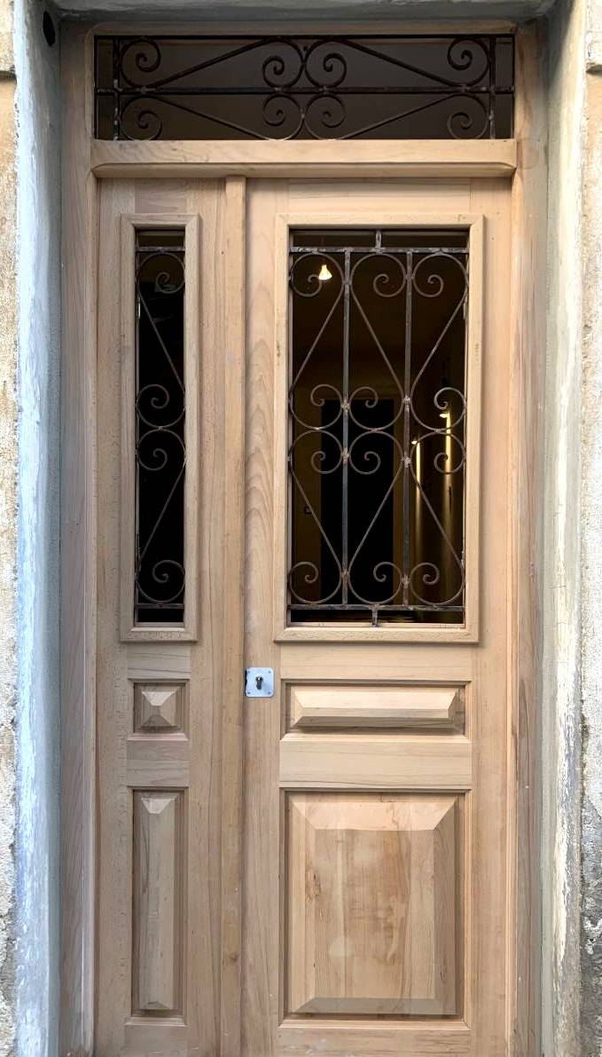 porte en bois sur mesure  porte avec fer forgé  porte artisanale bois et métal  porte d’entrée bois ferronnerie  porte en hêtre massif  porte rénovation maison  fabrication porte bois ferronnerie  menuiserie et ferronnerie sur mesure  porte extérieure boi