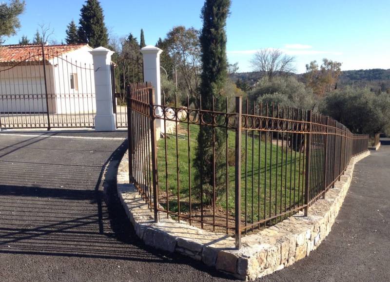 Clôture en fer forgé élégante installée près de Toulon