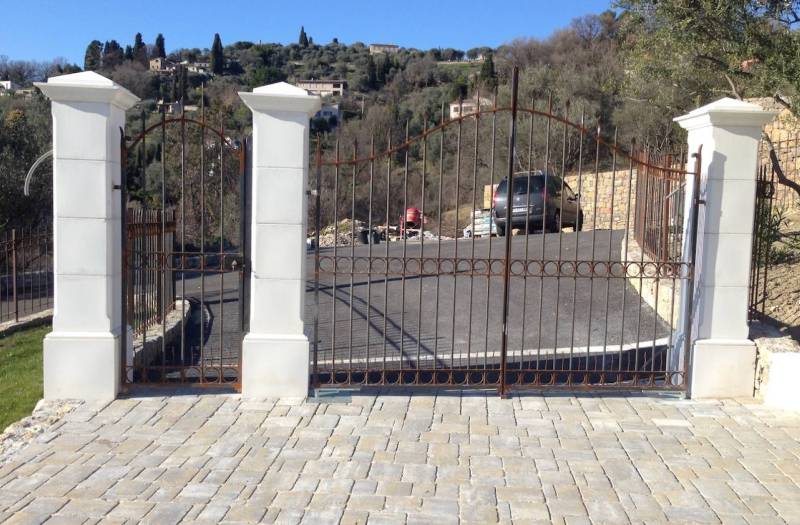 Entrée raffinée avec fer forgé travaillé à Saint-Tropez