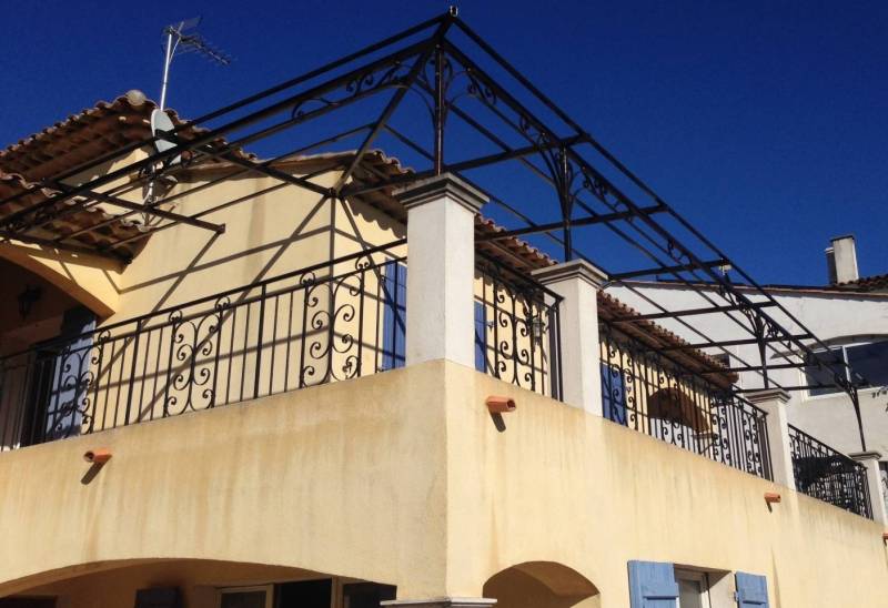 Pergola en fer forgé Sudecor installée sur une terrasse près de Fréjus, structure élégante et durable pour extérieur méditerranéen.