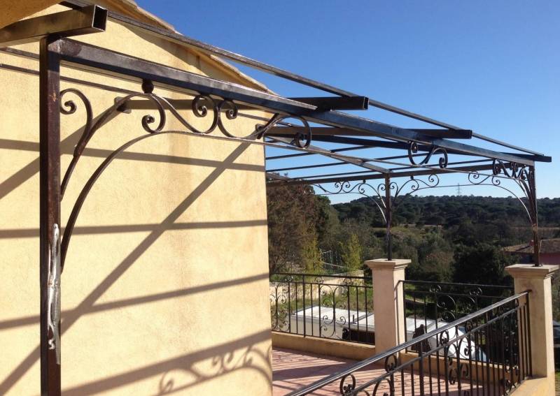 Création de pergola sur mesure par Sudecor pour une maison près de Draguignan, alliant ferronnerie artisanale et confort extérieur.
