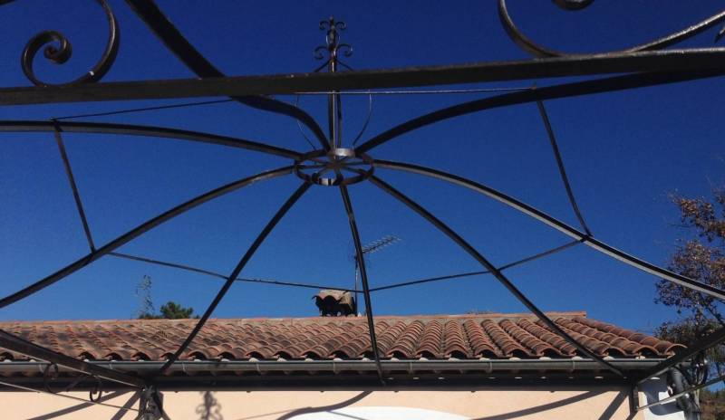 Pergola en fer forgé trois parties Sudecor installée sur une terrasse près de Carros, structure élégante et durable pour extérieur.