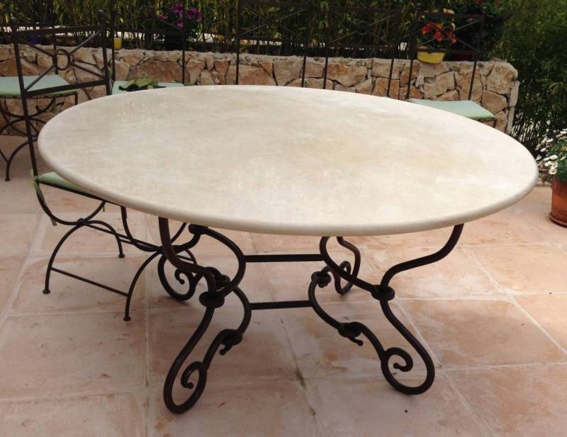 Table avec piètement en fer forgé et marbre de Thala réalisée par Sudecor près de Grasse, mobilier élégant et durable.