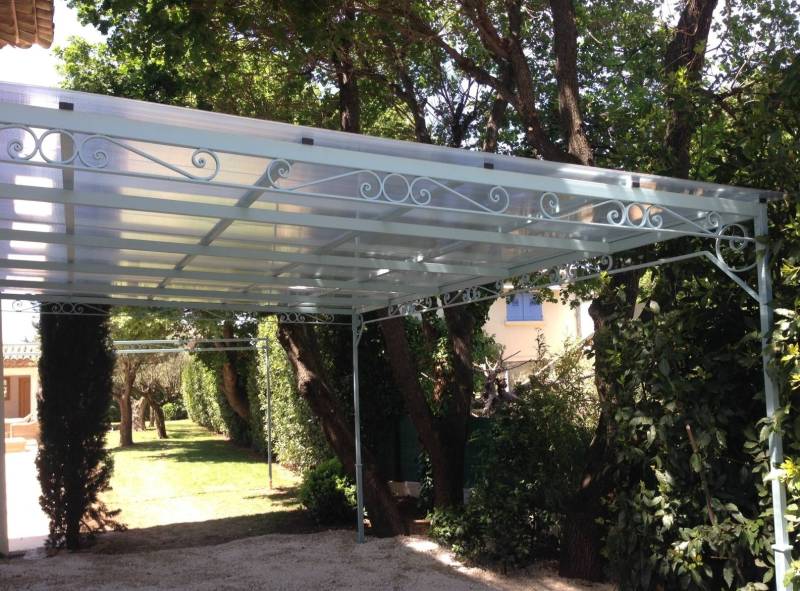 Pergola en fer forgé Sudecor installée près de Cogolin, idéale pour abriter un espace extérieur ou des véhicules avec élégance.