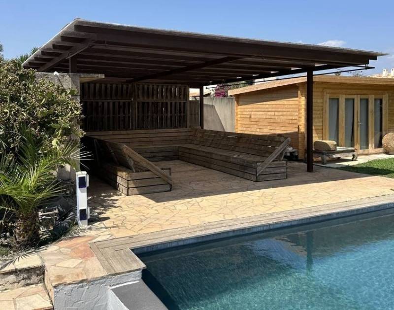 Pergola moderne élégante et lumineuse installée à Saint-Raphaël, au style méditerranéen affirmé. Grasse