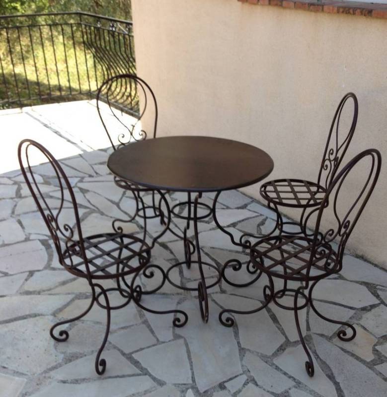 Mobilier de jardin Sudecor avec table et chaises en fer forgé près de Draguignan, alliant design artisanal et résistance extérieure.