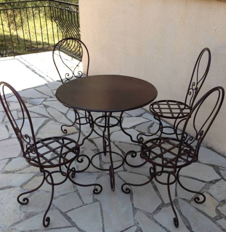 Ensemble table et chaises en fer forgé réalisé par Sudecor près de Lorgues, parfait pour un espace repas extérieur élégant.
