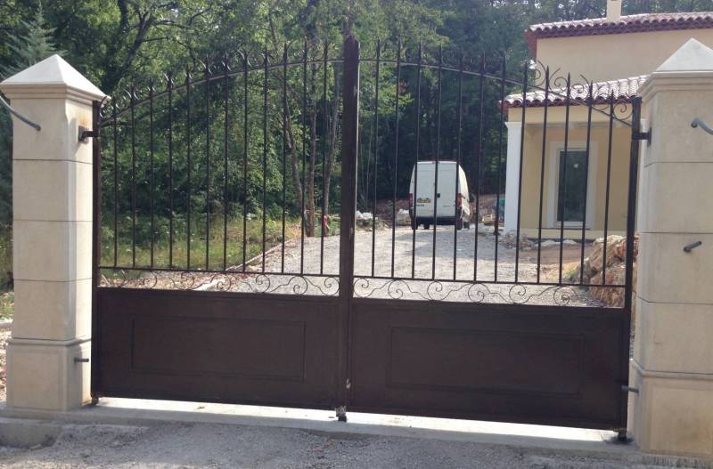 Portail en fer forgé ajouré Sudecor installé près de Opio, alliant sécurité et élégance pour une entrée extérieure.