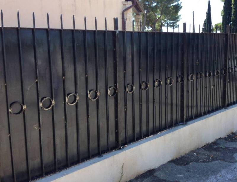 Ferronnerie artisanale Sudecor avec clôture tôlée installée près de Tourrettes-sur-Loup, parfaite pour préserver l’intimité d’un jardin.