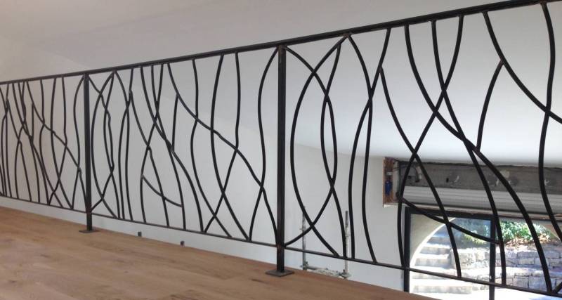 Garde-corps en fer forgé tôlé Sudecor installé près de Opio, solution élégante pour sécuriser un espace intérieur ou extérieur.