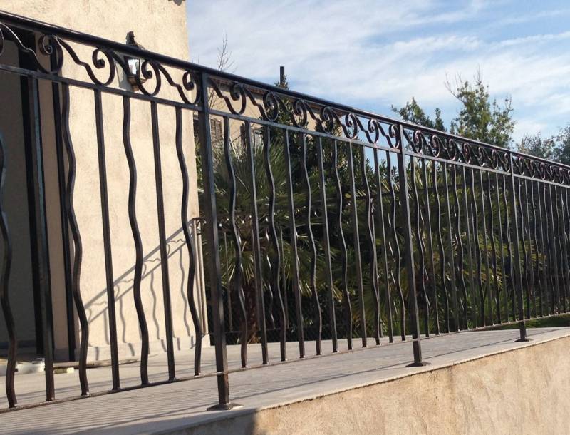 Ferronnerie artisanale Sudecor avec garde-corps installé près de Tourrettes-sur-Loup, apportant charme et sécurité à un extérieur.