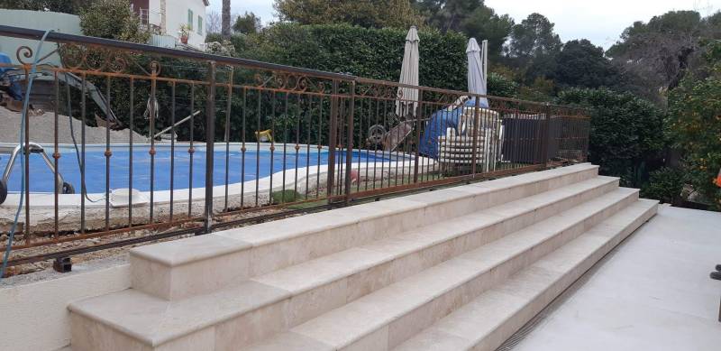 Une réalisation sur mesure pour des marches d’escalier de piscine Bouchard : esthétique et sécurité assurées
