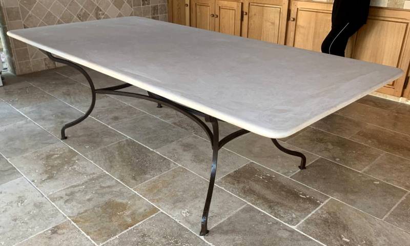 Création artisanale Sudecor en marbre de Thala à Montauroux, plateau haut de gamme pour table design et durable.