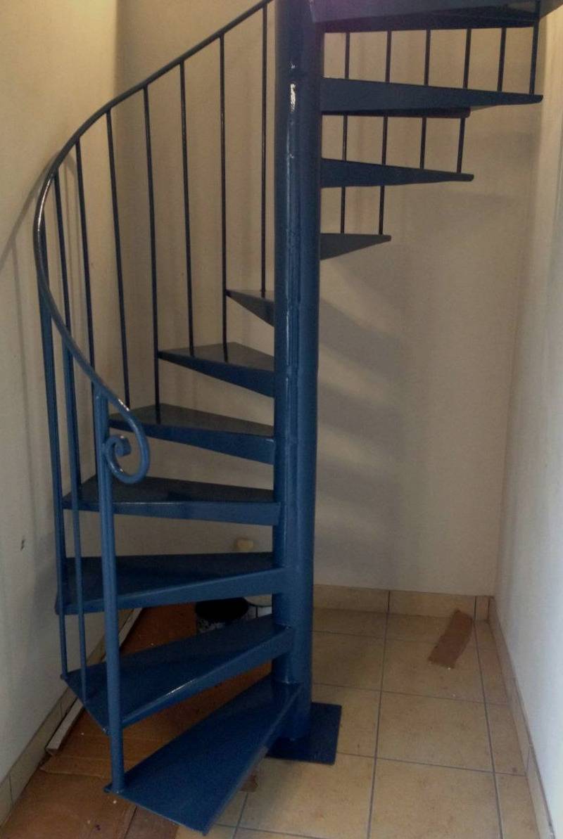 Escalier colimaçon en fer forgé avec garde-corps Sudecor installé près de Vence, solution élégante pour optimiser un espace intérieur.