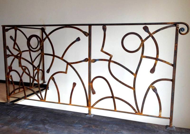 Garde-corps moderne en fer forgé tôlé Sudecor installé près de Saint-Jeannet, design épuré pour sécuriser un intérieur avec élégance.
