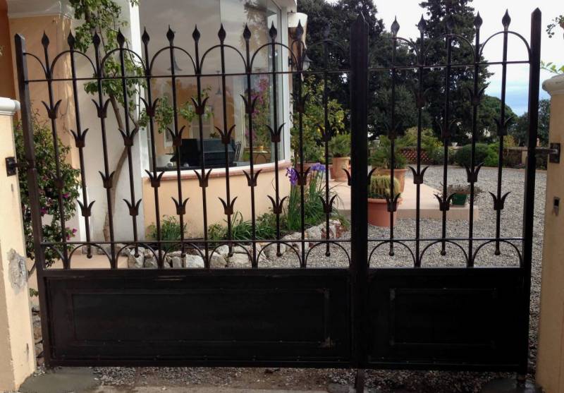 Portail en fer forgé tôlé Sudecor installé près de Vence, solution élégante pour sécuriser un extérieur avec style.