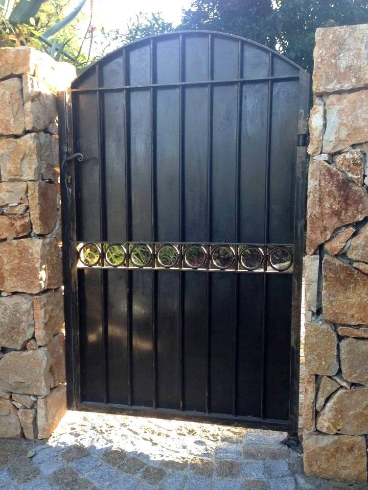 Portillon en fer forgé sur mesure réalisé par Sudecor près de Saint-Jeannet, parfait pour sécuriser une terrasse avec élégance.