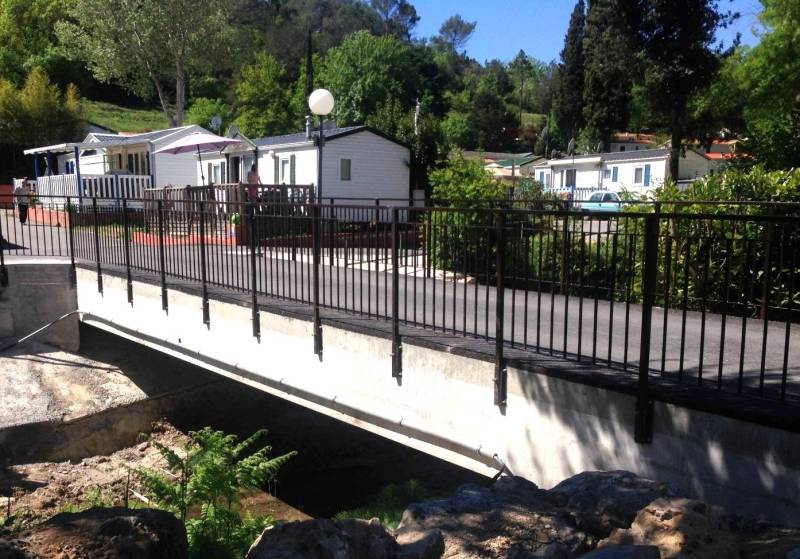 Garde-corps en fer forgé tôlé Sudecor installé près de Cagnes-sur-Mer, solution robuste et élégante pour sécuriser un accès extérieur.