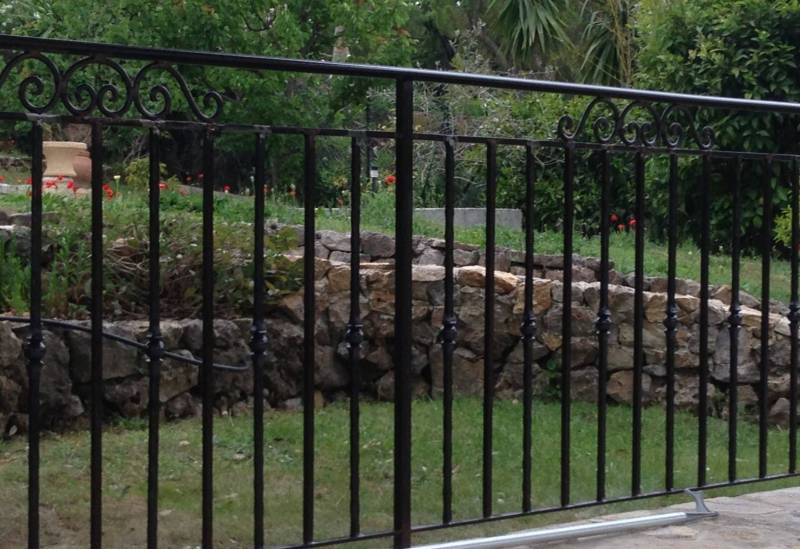 Garde-corps en fer forgé avec portillon sécurisé réalisé près de Biot, alliant robustesse et design élégant