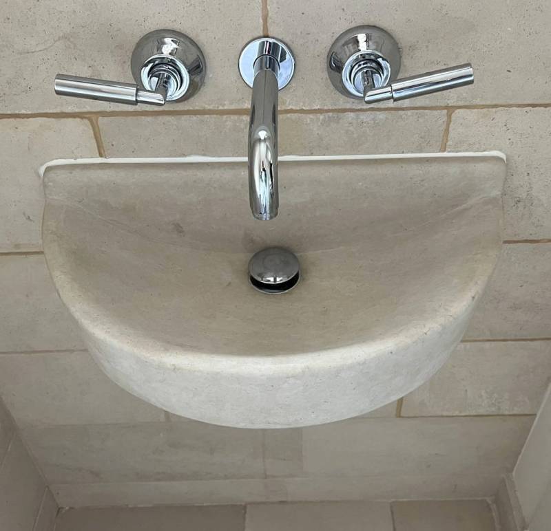 Teintes crème et finition brute – Une vasque à la fois contemporaine et naturelle, issue du savoir-faire local à Vallauris.