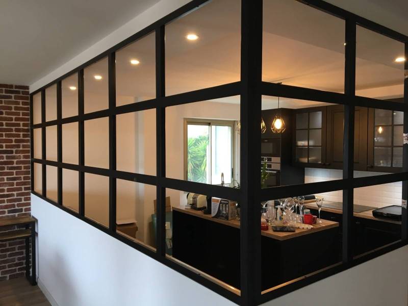 Installation de verrière en fer Sudecor près de Sainte-Maxime, solution décorative pour séparer les pièces avec élégance.