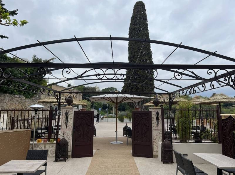 Pergola en fer forgé Sudecor installée près de Villefranche-sur-Mer, structure élégante pour terrasse avec vue méditerranéenne.