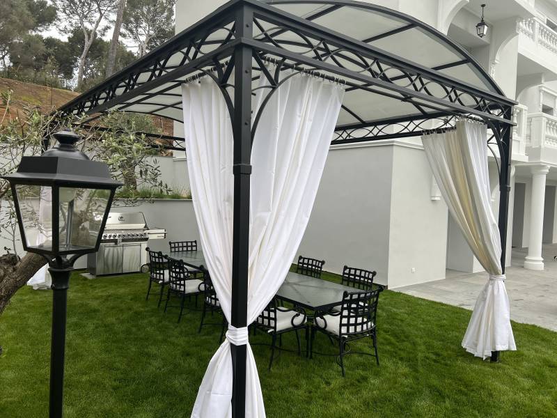 Profitez d'un véritable havre de paix sur la Côte d'Azur avec une pergola en fer forgé, idéale pour vos repas en extérieur, face à la mer.