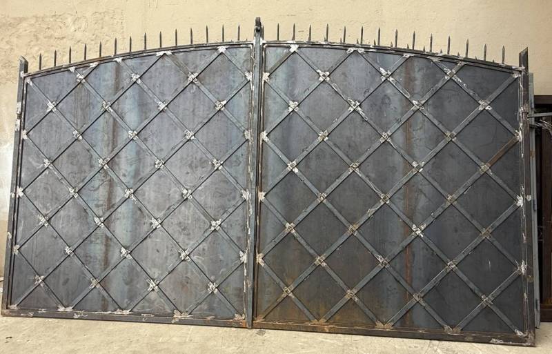 Ferronnerie artistique à Saint-Raphaël, un portail sur mesure conçu pour sublimer les extérieurs avec élégance.