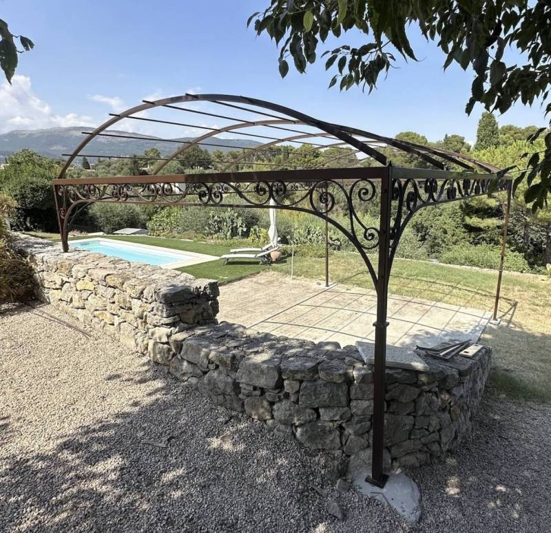 Pergola en fer forgé élégante et authentique réalisée près de Draguignan, dans le Var.