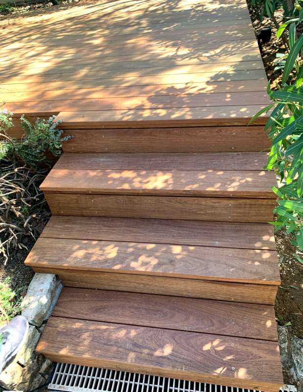 Installation d’un escalier bois moderne à Vallauris – Pose sur mesure par Sudecor, spécialiste des aménagements extérieurs dans les Alpes-Maritimes.