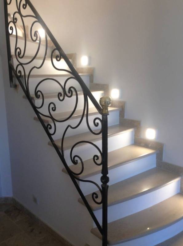 Marches d'escalier thela travertin avec garde cops fer forgé lumière Cannes Vallauris
